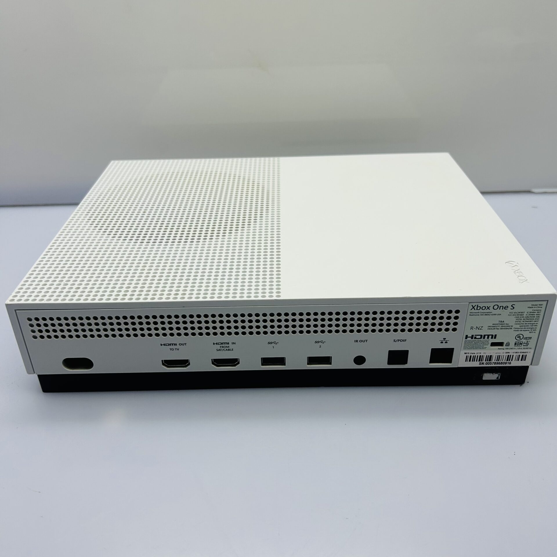 Microsoft Xbox One S 1TB White + 1 Power cable + HDMI cable + 1x Xbox controller + 3x Xbox One Games (Condition: Good) - Image 4