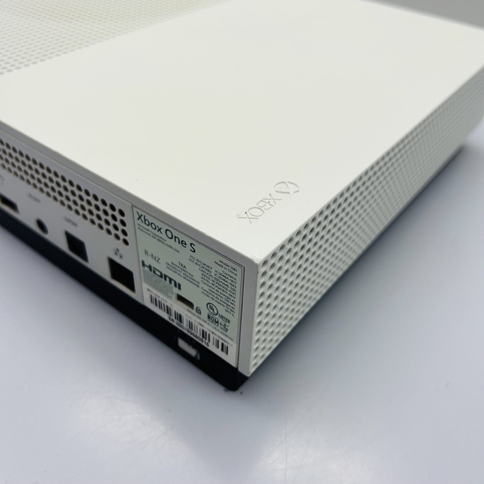 Microsoft Xbox One S 1TB White + 1 Power cable + HDMI cable + 1x Xbox controller + 3x Xbox One Games (Condition: Good) - Image 5