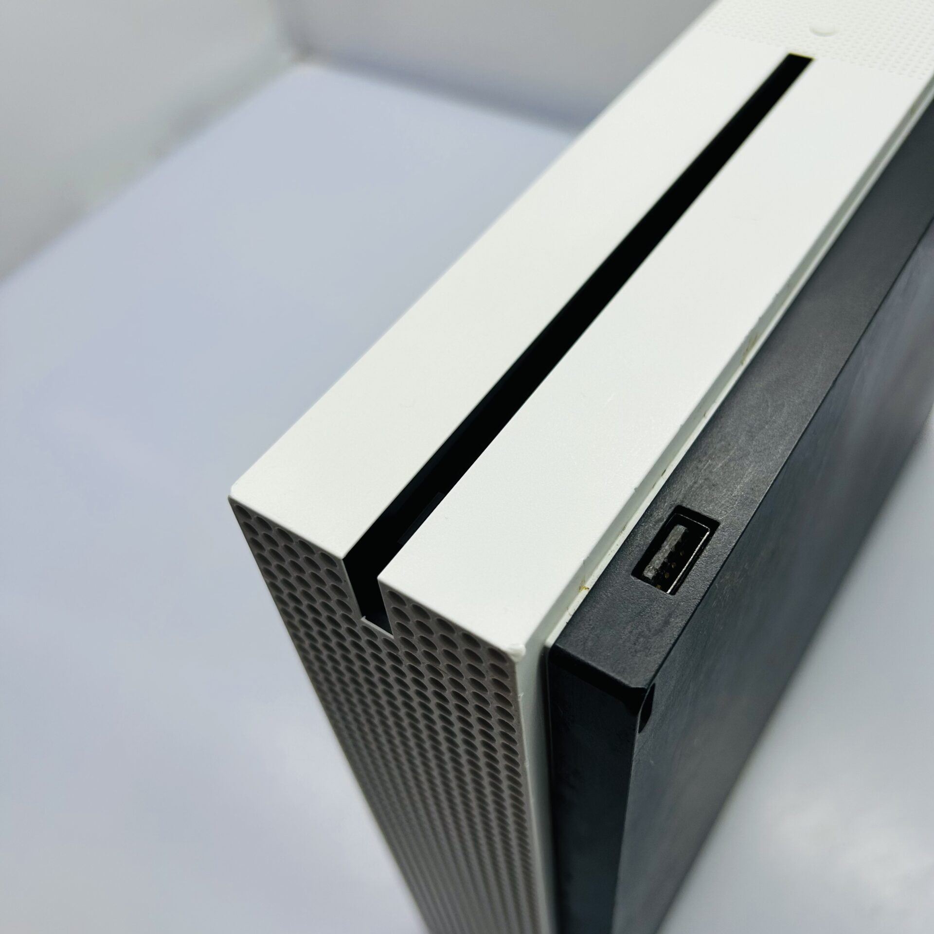 Microsoft Xbox One S 1TB White + 1 Power cable + HDMI cable + 1x Xbox controller + 3x Xbox One Games (Condition: Good) - Image 6