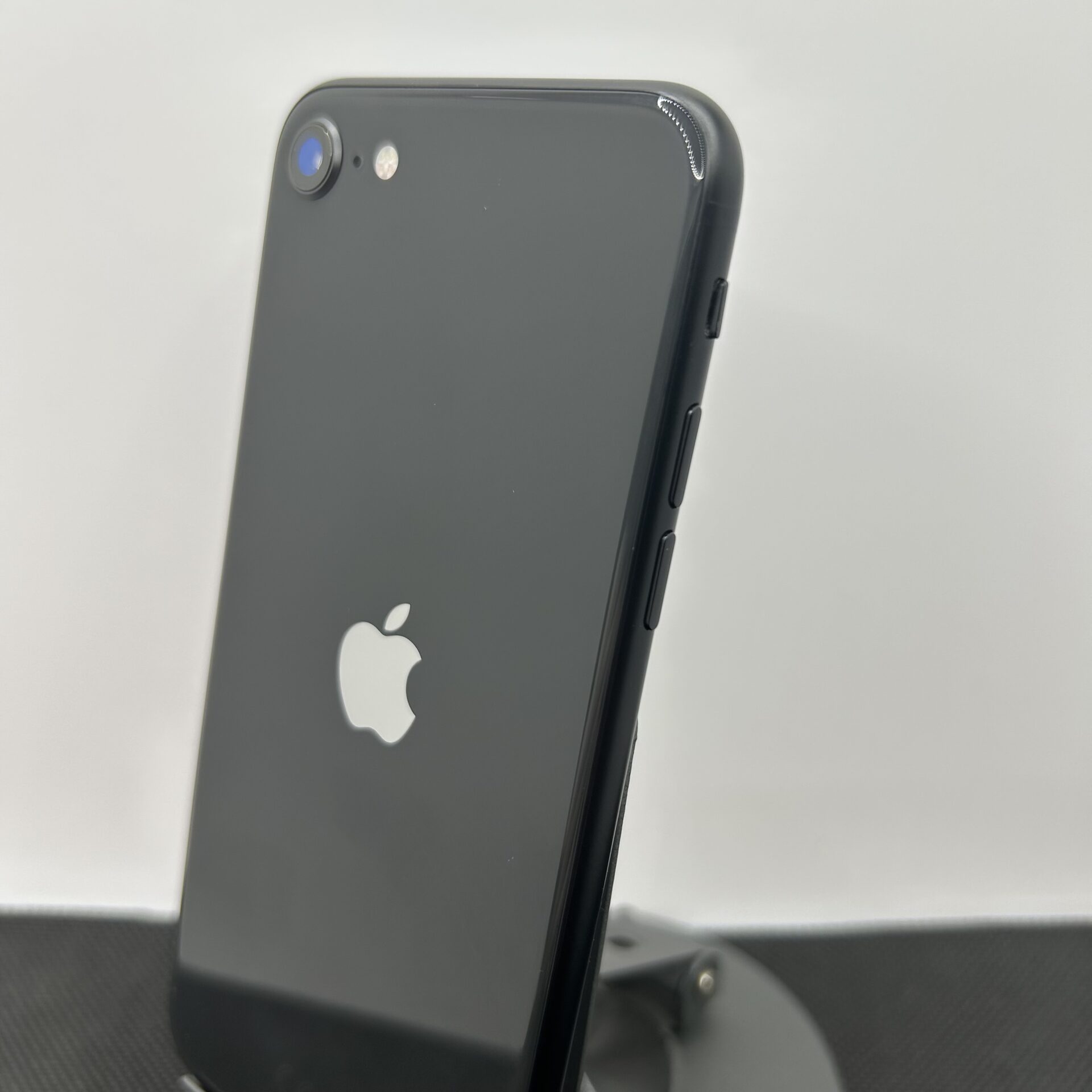 Apple iPhone SE (2020) 128GB Black/White (Condition: Good) - Image 10
