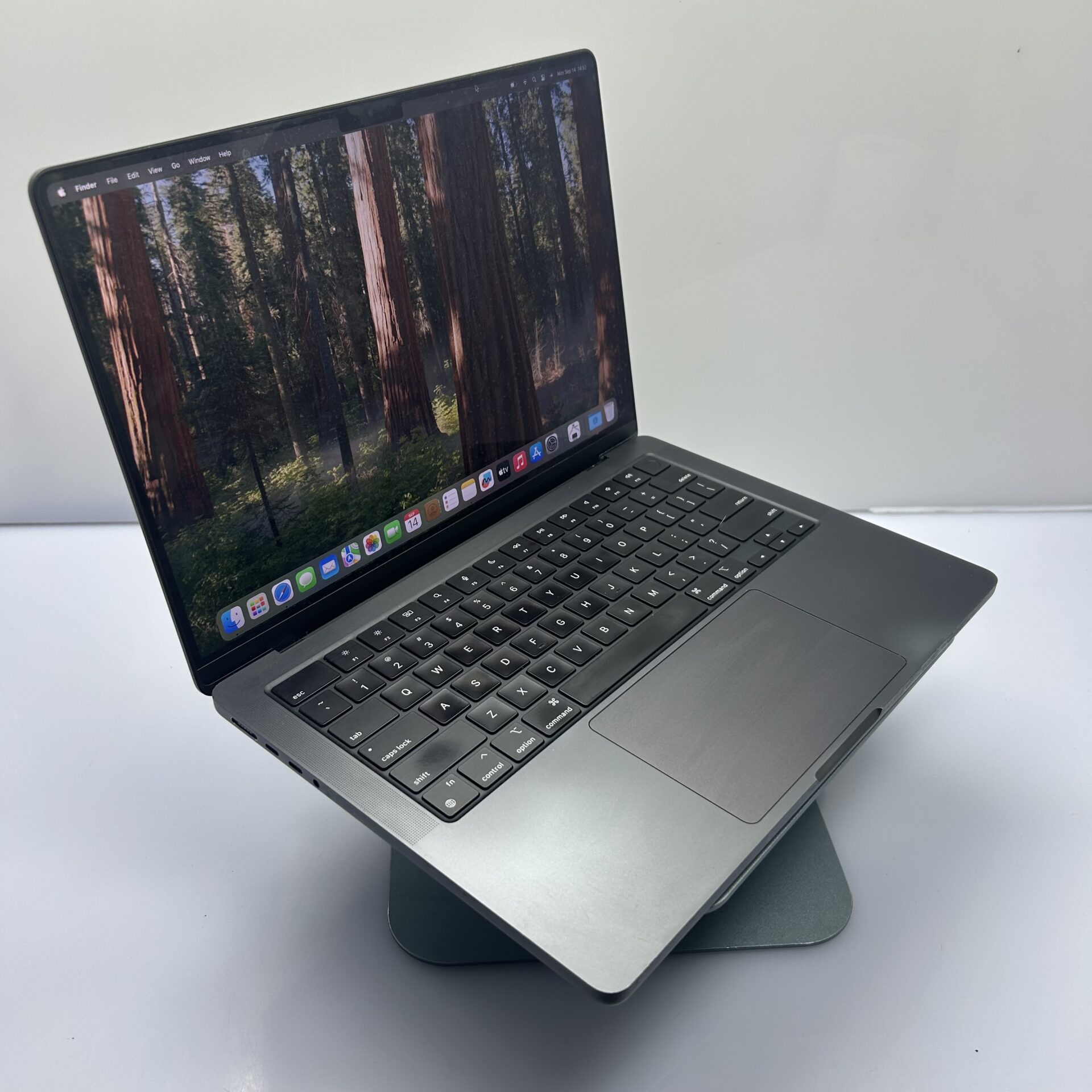 Apple MacBook Pro 14-inch "M3 Pro" 11 CPU/ 14 GPU 18GB RAM 512GB SSD Space Black (Condition: Good) - Image 3