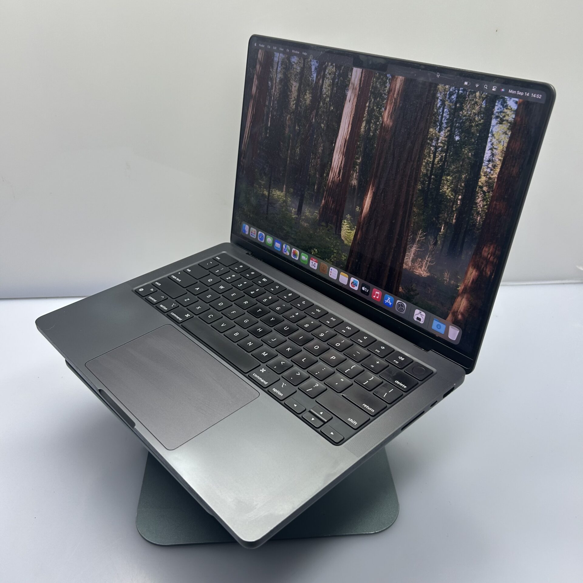 Apple MacBook Pro 14-inch "M3 Pro" 11 CPU/ 14 GPU 18GB RAM 512GB SSD Space Black (Condition: Good) - Image 4